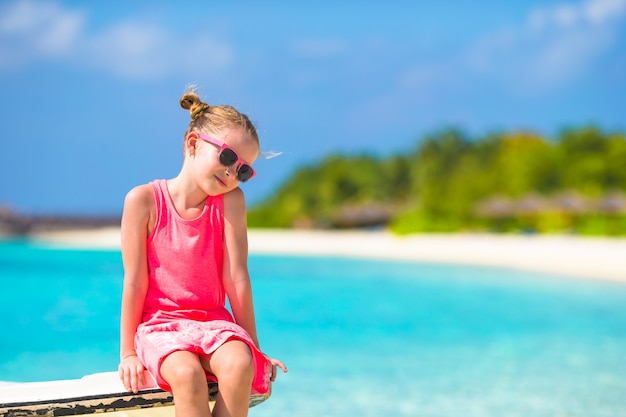 Adorable niña en la playa durante las vacaciones de verano