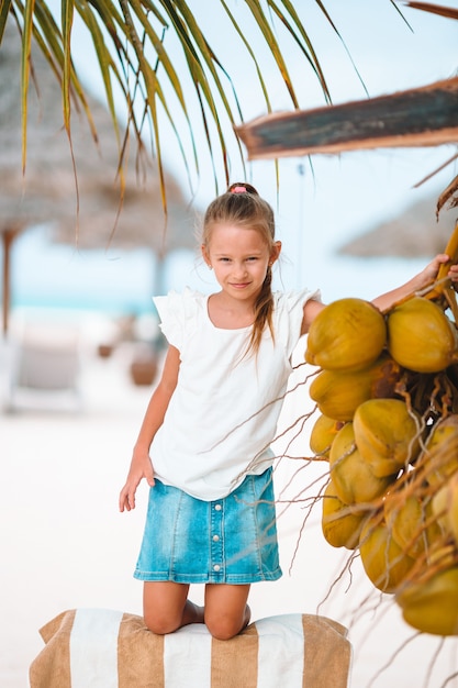 Adorable niña en la playa durante las vacaciones de verano