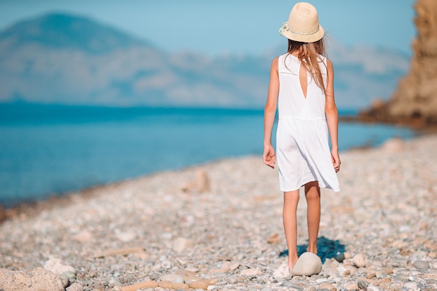 Adorable niña en la playa durante las vacaciones de verano