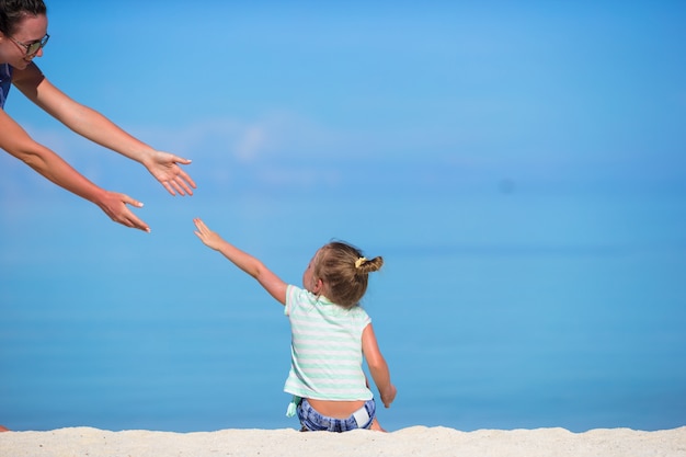 Adorable niña en la playa durante las vacaciones de verano