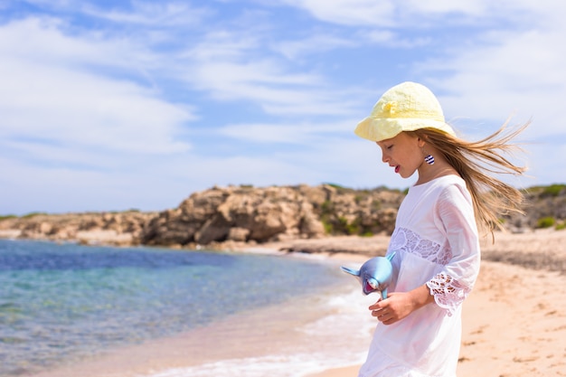 Adorable niña en la playa durante las vacaciones de verano