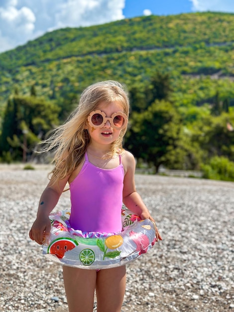 Adorable niña en la playa durante las vacaciones de verano