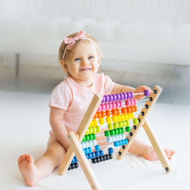 Adorable niña con puntajes de juguetes educativos en casa