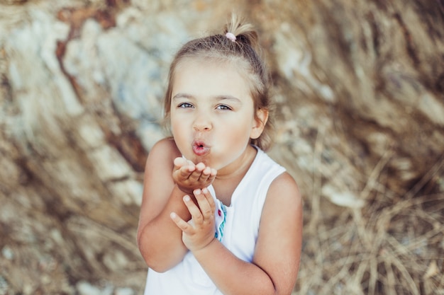 Adorable niña que sopla un beso