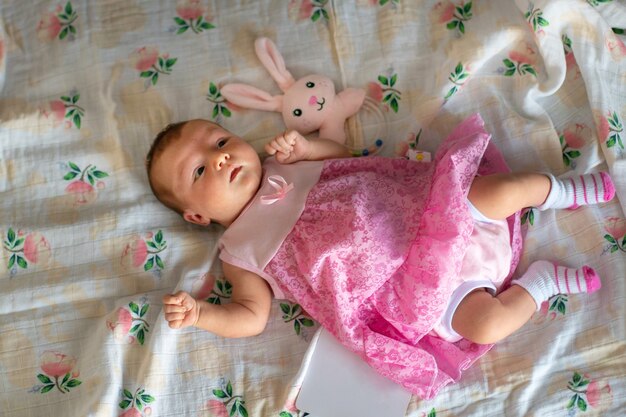 Adorable niña recién nacida en vestido rosa