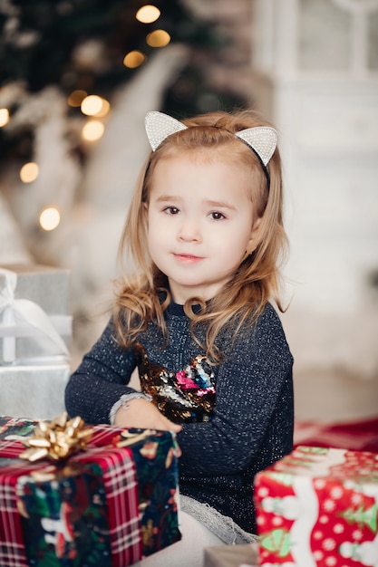 Adorable niña con regalo de Navidad