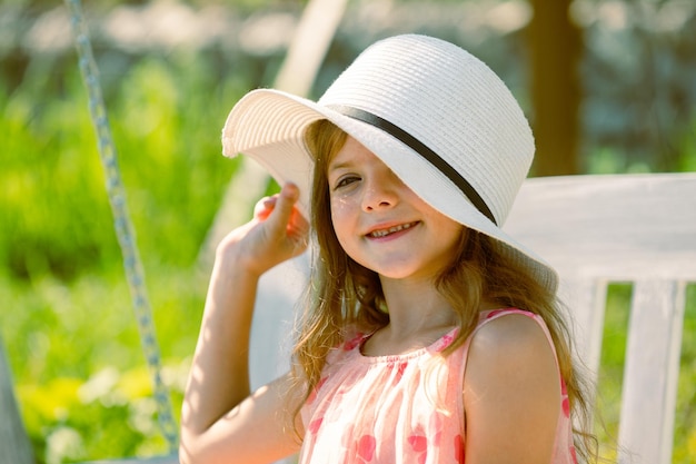 Adorable niña retrato primer plano al aire libre en verano niño feliz relajarse en verano fondo verde