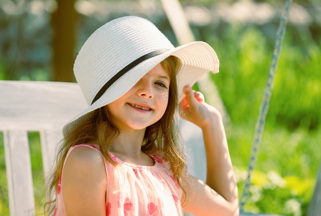 Adorable niña retrato primer plano al aire libre en verano niño feliz relajarse en verano fondo verde