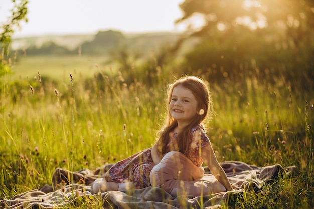 Adorable niña riendo en un prado niña feliz