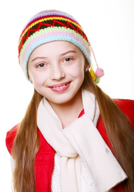 Adorable niña con ropa para el invierno