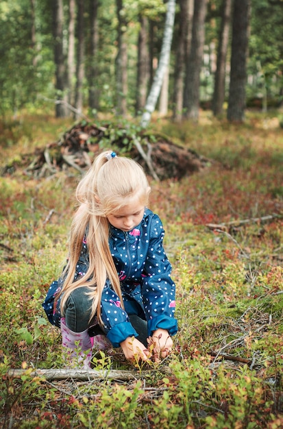 Adorable niña de senderismo en el bosque