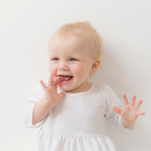 Adorable niña sonriendo