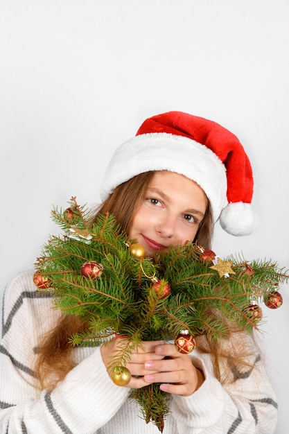 Adorable niña sonriente con sombrero rojo de Santa