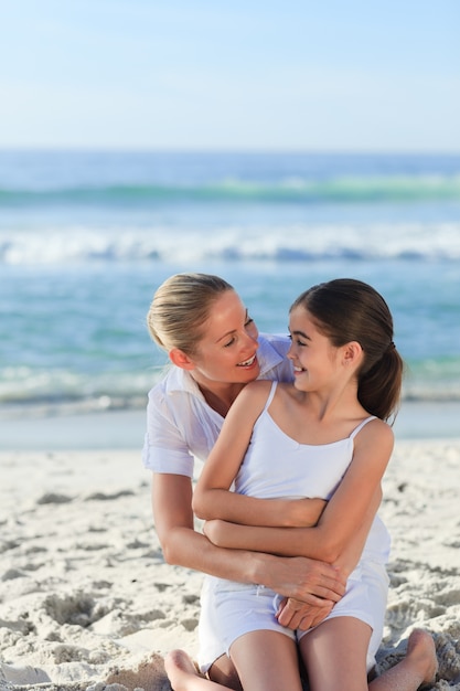 Adorable niña con su madre