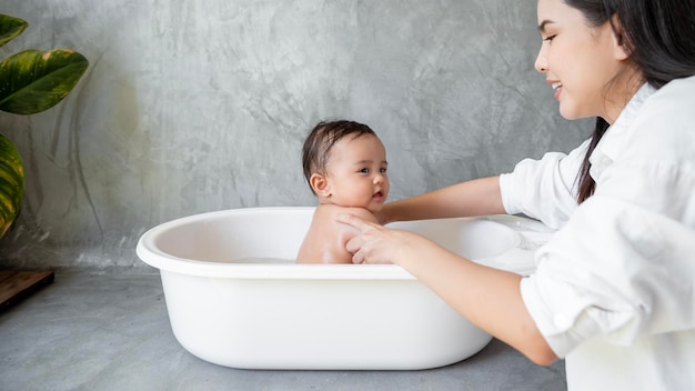 Adorable niña tomando un baño con madre familia niño infancia y concepto de paternidad