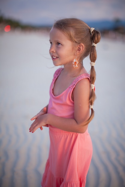 Adorable niña en vacaciones en la playa tropical