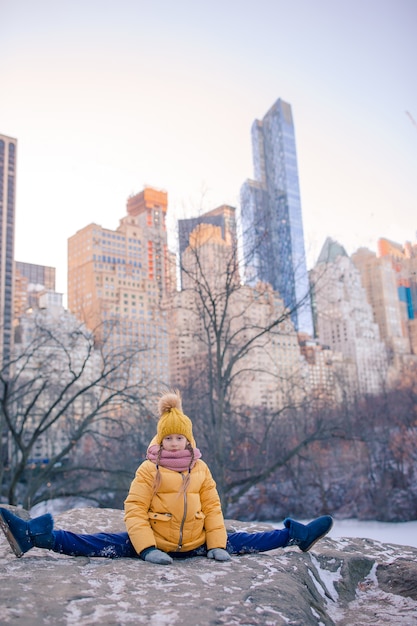 Adorable niña con vista de pista de hielo en central park en manhattan en nueva york