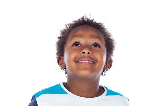 Adorable niño afroamericano mirando hacia arriba