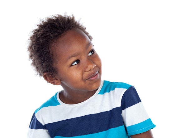 Adorable niño afroamericano mirando hacia arriba