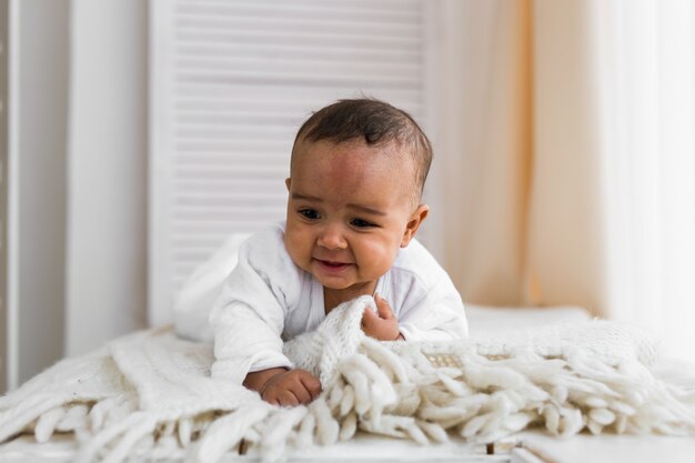 Adorable niño afroamericano mirando. Personas de raza negra.