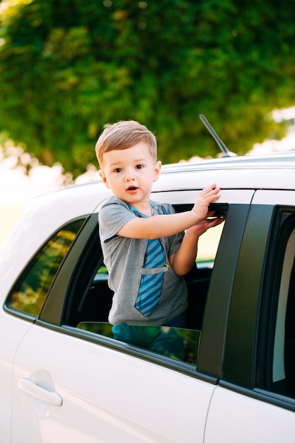 Foto adorable niño en el auto