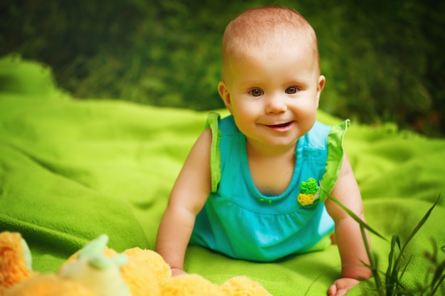 Adorable niño bebé niña jugando