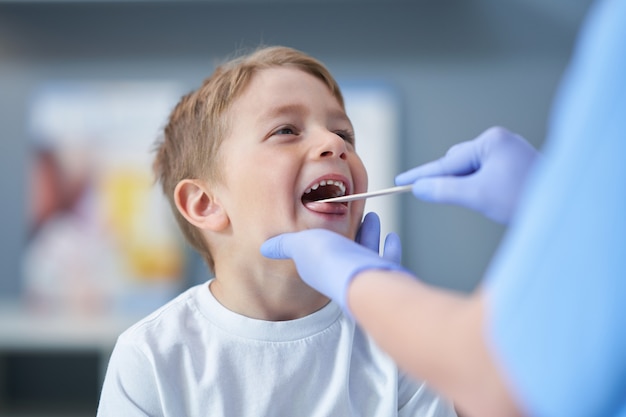 Adorable niño con cita con el médico