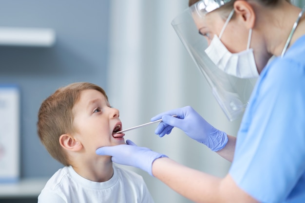 Adorable niño con cita con el médico