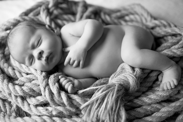 Adorable niño durmiendo entre cuerdas.