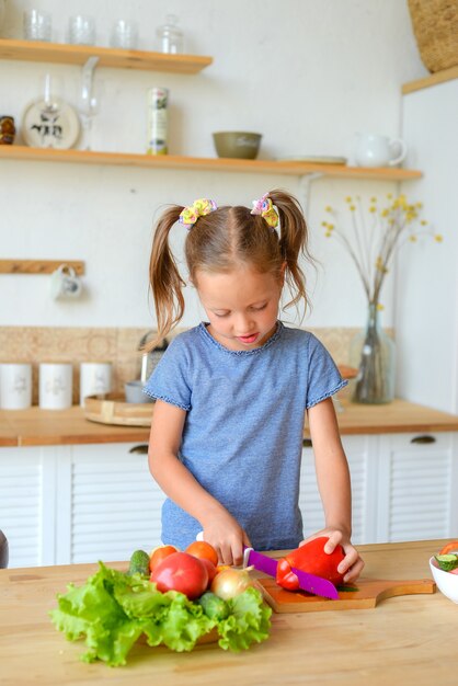 Adorable niño está cocinando en la cocina Pretty pretty girl prepara sopa