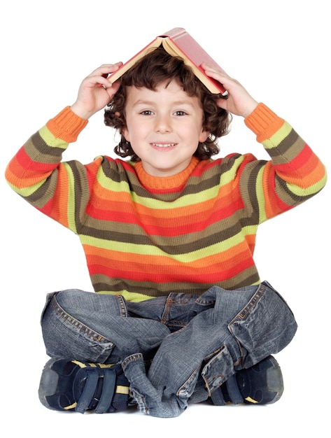 Foto adorable niño estudiando un fondo blanco