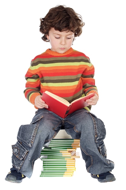 Foto adorable niño estudiando un fondo blanco