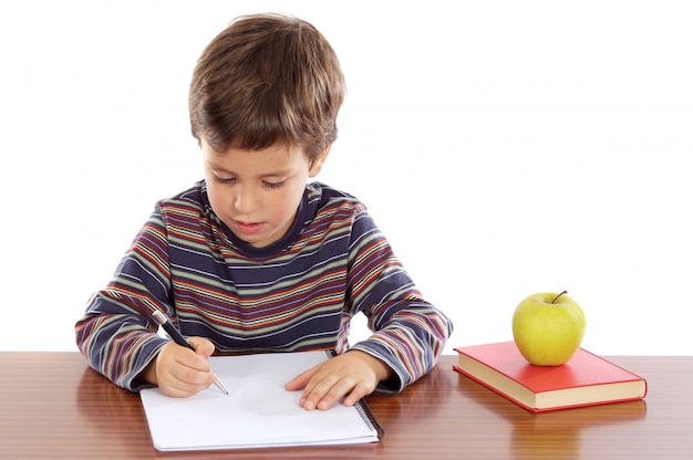 Adorable niño estudiando un fondo blanco