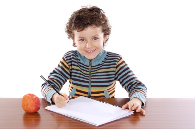 Adorable niño estudiando un fondo blanco