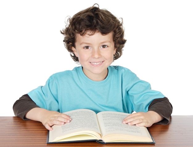 Adorable niño estudiando un fondo blanco