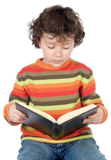 Foto adorable niño estudiando un fondo blanco