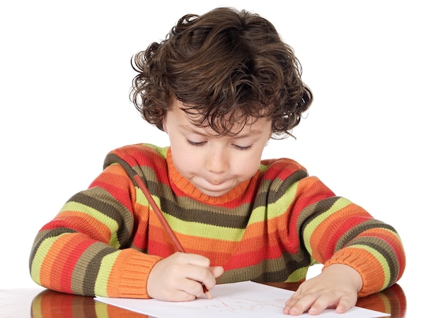 Foto adorable niño estudiando un fondo blanco