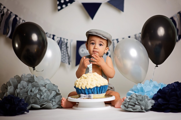 Adorable niño feliz con un pastel para celebrar un cumpleaños