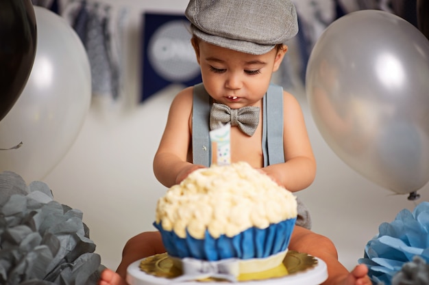 Adorable niño feliz con un pastel para celebrar un cumpleaños