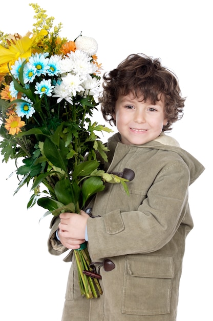 Foto adorable niño con flores a sobre fondo blanco