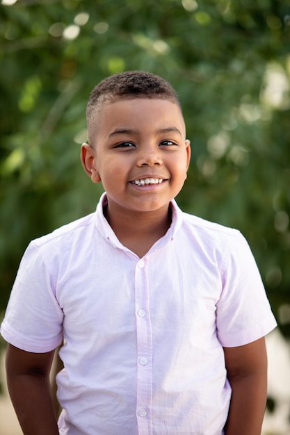 Adorable niño latino en el jardín