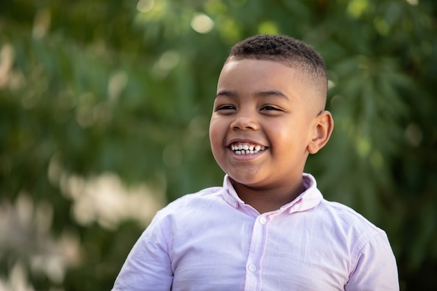 Adorable niño latino en el jardín