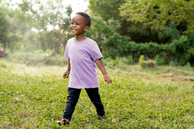 Adorable niño negro africano