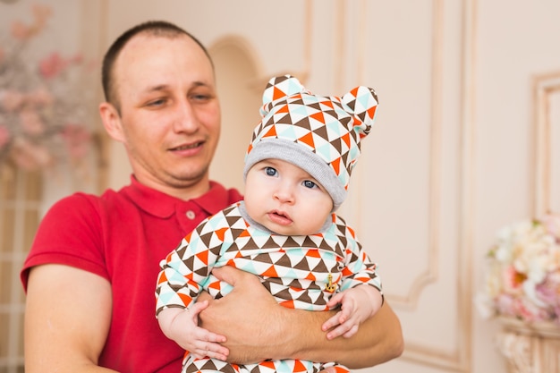 Adorable niño de ojos azules. Niño recién nacido y padre.