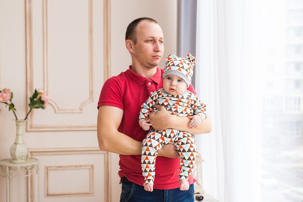 Adorable niño de ojos azules. Niño recién nacido y padre.