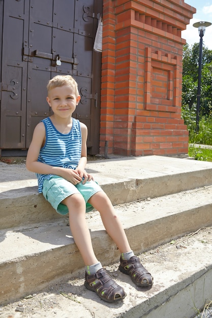 Adorable niño en el parque de verano