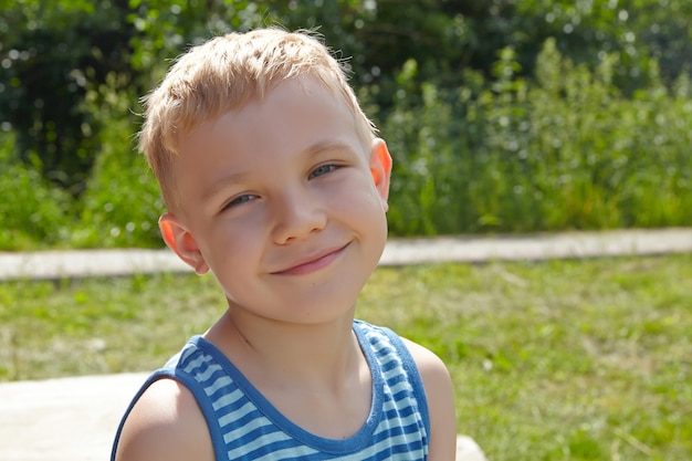 Adorable niño en el parque de verano