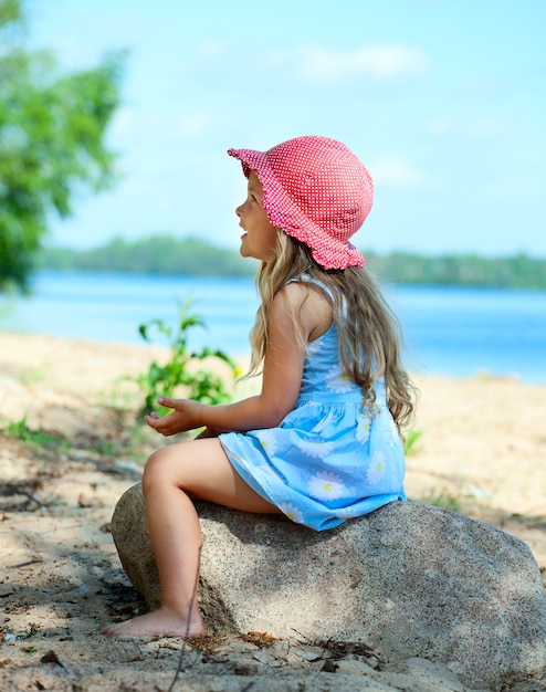 Adorable niño pequeño al aire libre