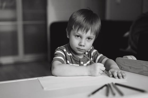 Adorable niño pequeño dibujo apasionadamente con lápices de colores imagen con enfoque selectivo