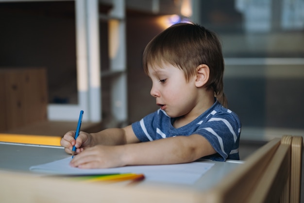 Adorable niño pequeño dibujo con lápices de colores Imagen con enfoque selectivo